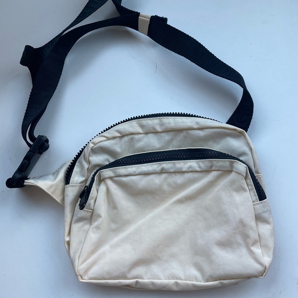 NWOT BAGGU Fanny Pack - Picture 2 of 11